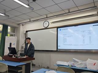 图片包含 室内, 男人, 桌子, 站AI 生成的内容可能不正确。